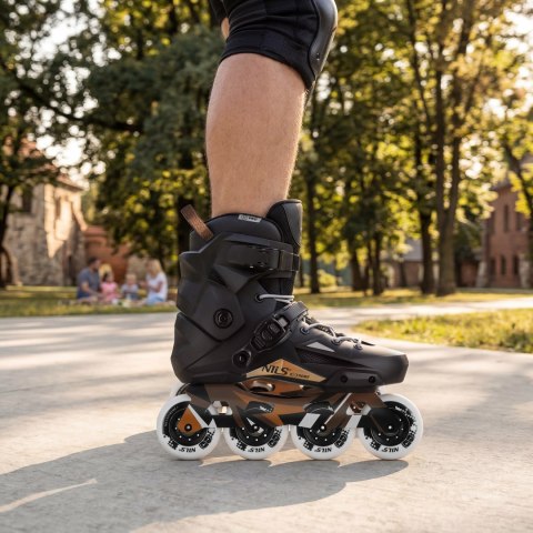 NA1601 ŁYŻWOROLKI SLALOMOWE SLAYD CZARNE ROZM. 42 NILS EXTREME